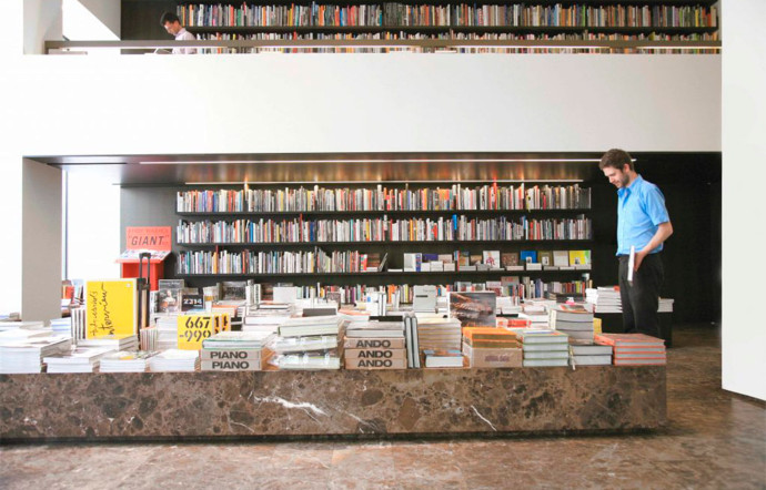Nationalestraat 28a, tél. +32 (0)3 232 94 16, www.copyrightbookshop.be.