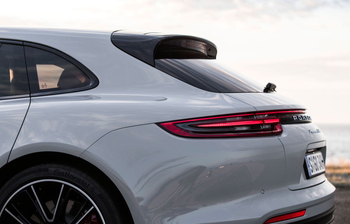 La Sport Turismo se distingue de la Panamera par sa poupe façon « break de chasse ».