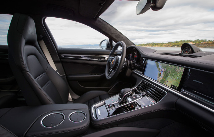 Porsche Panamera Sport Turismo : les écrans tactiles sont omniprésents. Deux dalles de 7” de chaque côté du compte-tours, et une de 12,3” au centre de la planche de bord.