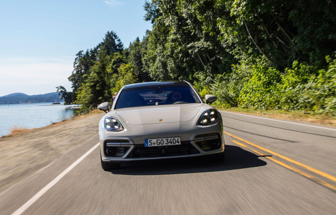 La Sport Turismo Turbo S E-Hybrid, conjugue performances chronométriques et écologiques.