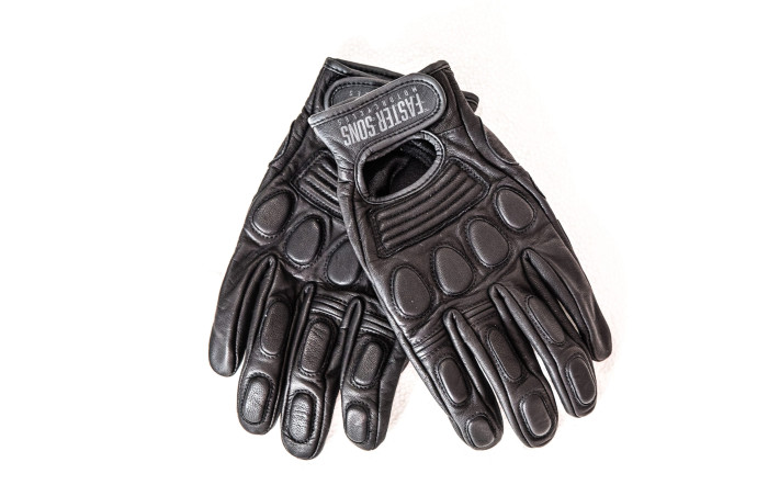 Les gants en cuir de Faster Sons.