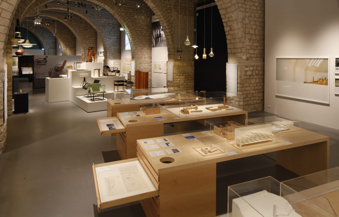 La plupart des maquettes, photographies, plans, pièces de mobilier et luminaires sont présentés pour la première fois en France.