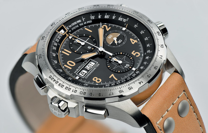 Khaki X-Wind Auto Chrono Limited Edition, boîtier de 45 mm en acier, lunette tournante avec calculateur de vents latéraux, mouvement chronographe à remontage automatique, fonctions jour et date, réserve de marche de 60 heures, deux bracelets au choix (en cuir ou en acier), 1 918 exemplaires, 2 250 €.