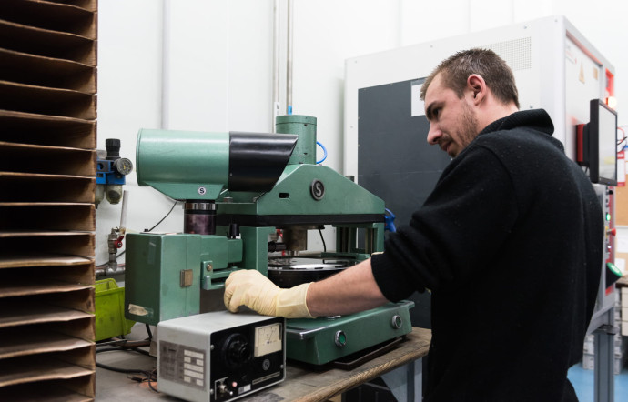 A l’atelier finition de la galvanoplastie, Jimmy, 30 ans, arrivé chez MPO il y a quelques mois, termine le travail avec le polissage et la forme de la matrice.
