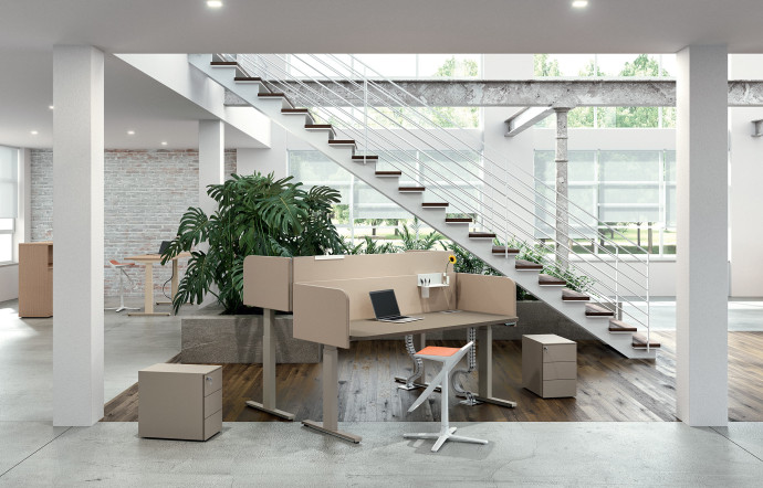 Bureau « Crono » d’Alea, ajustable en hauteur et équipé de micro-cloisons pour plus d’intimité.
