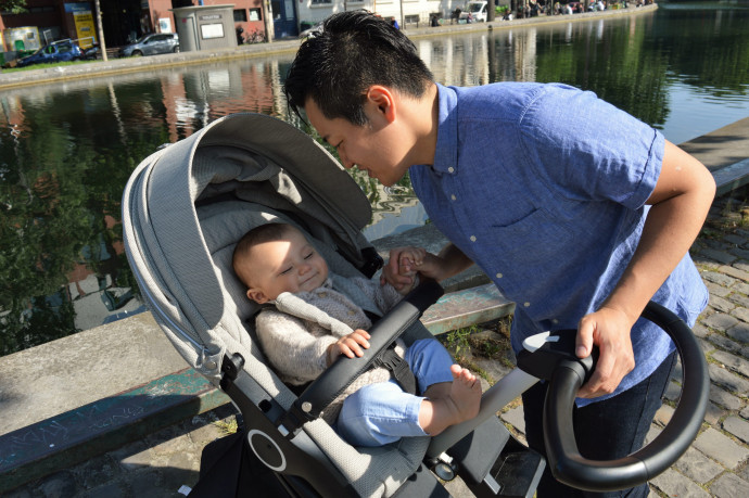 Une balade intime papa – bébé au bord du Canal