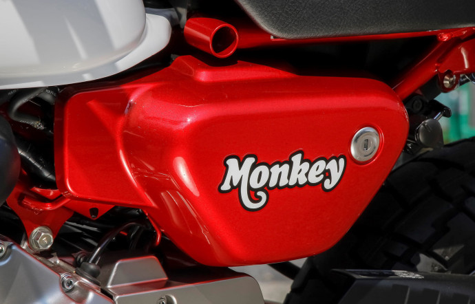 Toujours à l’aise dans son époque, la Monkey a évolué avec les tendances. Sa version 2018 ne fait pas exception en surfant sur le néo-rétro.