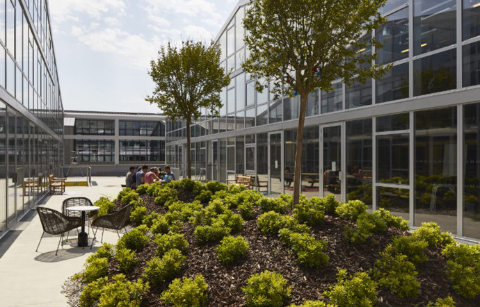 Le complexe s’étend sur 3000 m² et propose 300 postes de travail.