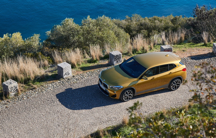 Plus basse que la X1 ou la X3, la X2 devient plus racée et casse les codes du SUV.