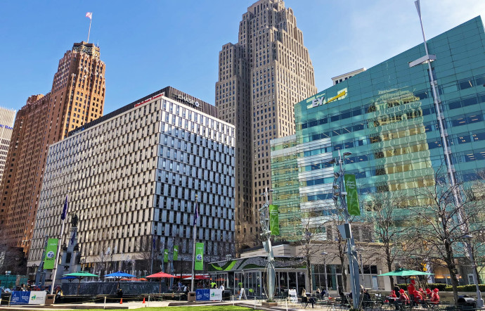 Dans l’optique de revitaliser Downtown, la municipalité a transformé certains de ses grands ronds-points en lieux de rendez-vous. Ici, Cadillac Square.