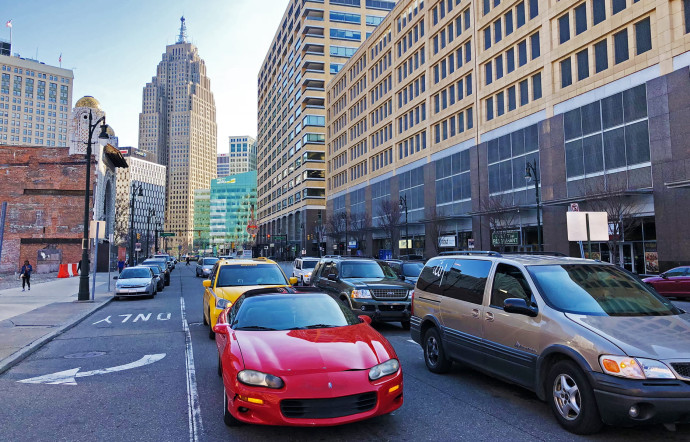 La ville peut, à l’heure de pointe, prendre l’apparence d’un musée de l’automobile à ciel ouvert.
