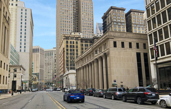 Les grandes artères de Détroit bordées de majestueux buildings, lorsqu’elles sont désertes, peuvent se montrer intimidantes.