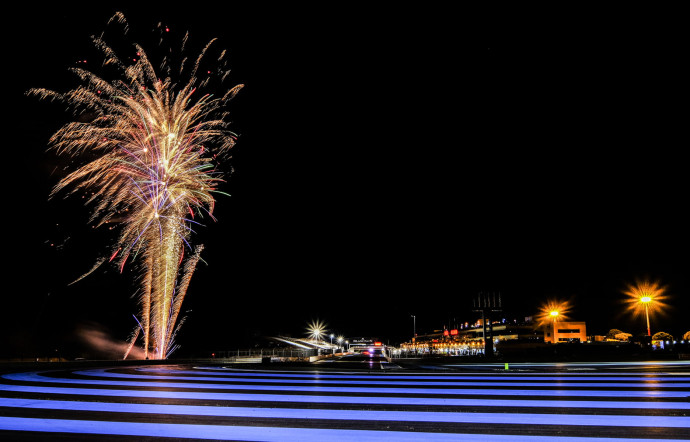 Le spectacle à la fin de la course, au premier plan, les iconiques lignes bleues qui entourent le circuit Paul-Ricard.