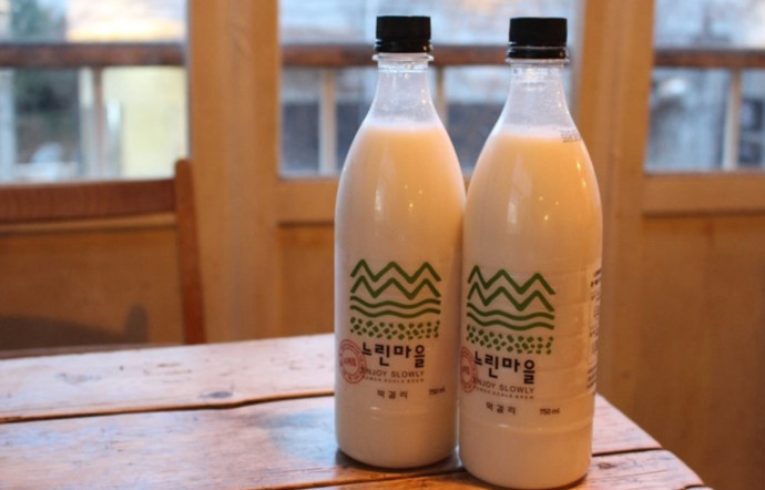 Le makgeolli, d’une blancheur laiteuse, est un alcool de riz assez doux.