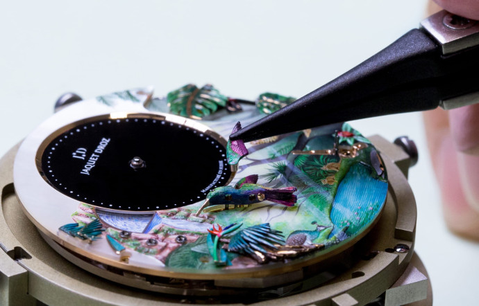 La montre-automate The Bird Repeater, nettement plus exubérante, est lancée en 2012. Pourvue d’une répétition minutes, l’une des complications stars de la haute horlogerie, cette pièce révèle un ballet mécanique en huit animations. Prix : à partir de 450 000 €.