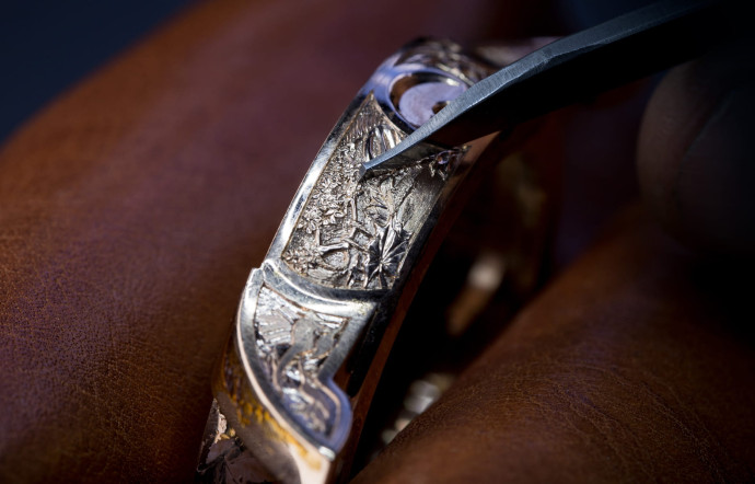 Ainsi, à peine un an après son inauguration, en 2010, la nouvelle manufacture, à La Chaux-de-Fonds, intègre des artisans d’art.