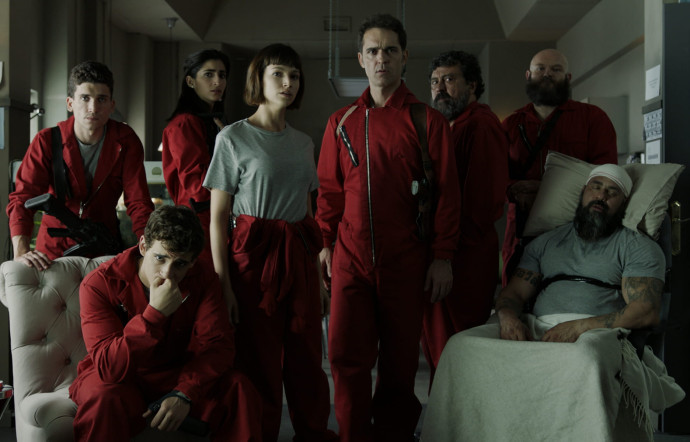 Avec leur combinaison rouge et leur masque de Dalí, les braqueurs de La Casa de papel rappellent un peu les hackers d’Anonymous.