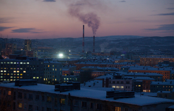 La vapeur monte des cheminées de la centrale nucléaire de Kola, éclairée par une lumière crépusculaire.