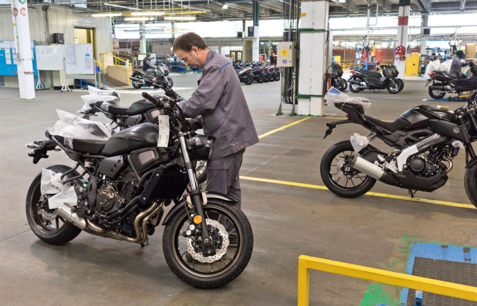 Sur la plate-forme de logistique, les deux-roues sont étiquetés avant de recevoir protections et emballage.