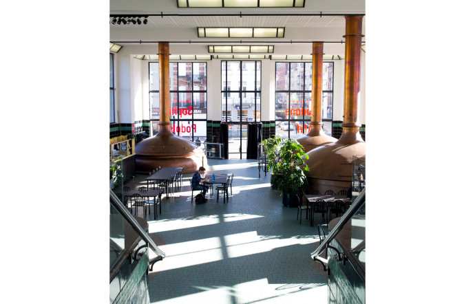 Le centre Wiels, laboratoire international pour la création et la diffusion de l’art contemporain, occupe les 1 800 m2 d’une ancienne brasserie, Wiels faisant référence à une bière produite, ici, jusqu’en 1988.