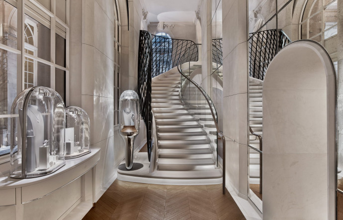 Si la marque s’est internationalisée, la vitrine phare demeure l’adresse ouverte en 1906 par Alfred Van Cleef et Esther Arpels place Vendôme, à Paris, agrandie depuis de salons décorés par le studio Jouin Manku et d’un étage dédié au patrimoine.