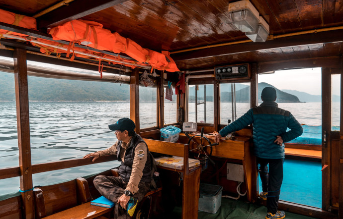 Le tour de la péninsule de Sai Kung à bord d’un sampan.