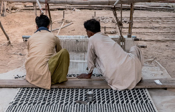 La nouvelle collection Blur, dessinée par Ronan et Erwan Bouroullec. Ces kilims sont tissés dans des motifs géométriques répétitifs.