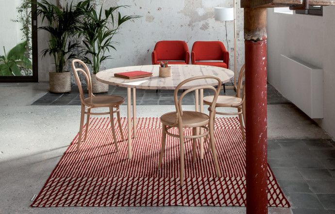 La nouvelle collection Blur, dessinée par Ronan et Erwan Bouroullec. Ces kilims sont tissés dans des motifs géométriques répétitifs.