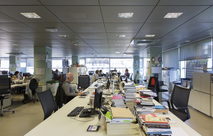 La rédaction compte près de 300 collaborateurs, dont 150 journalistes papier et une soixantaine de journalistes web.