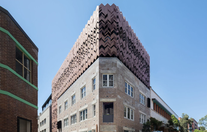 L’hôtel se pare d’une coiffe en chevrons de cuivre.