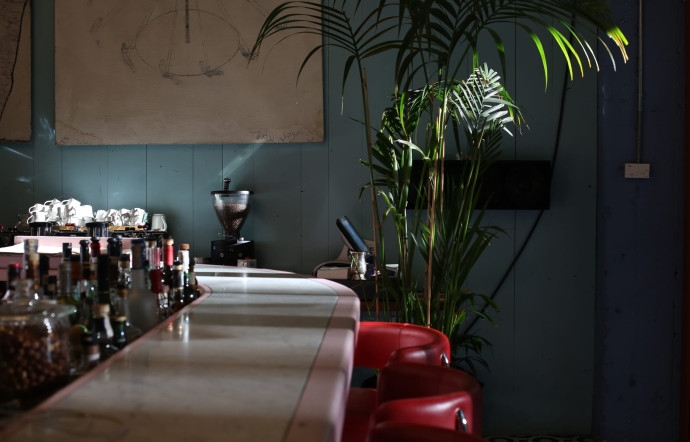 L’élégant bar du Stamba Hotel.