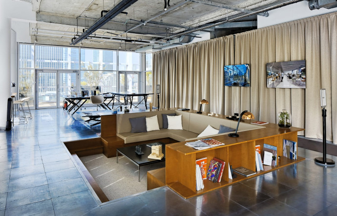 La « Gallery » au 13e étage, est le seul plateau meublé de l’immeuble. Il sert de showroom pour les futurs clients.