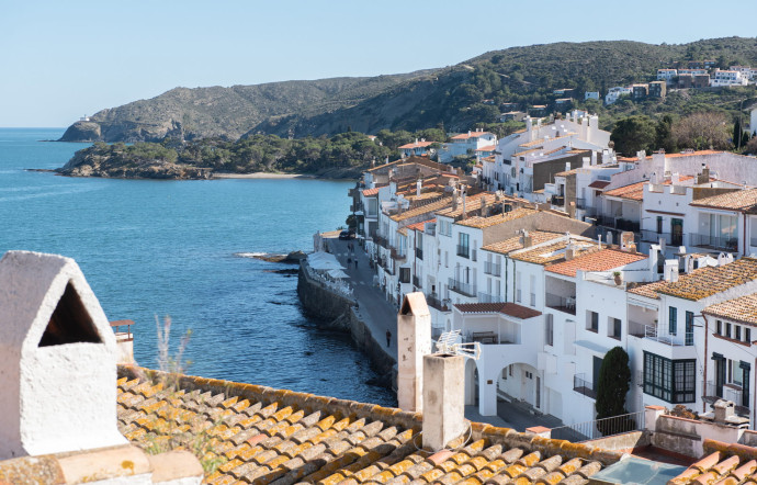 Cachée au fond d’un port naturel à l’abri des derniers ressauts des Pyrénées, Cadaquès la blanche se vit comme une île.