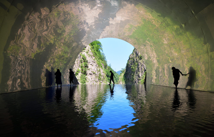 « Light Cave ».