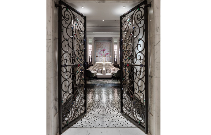 L’entrée du Palm Court, l’un des quatre restaurants du Langham Hotel.