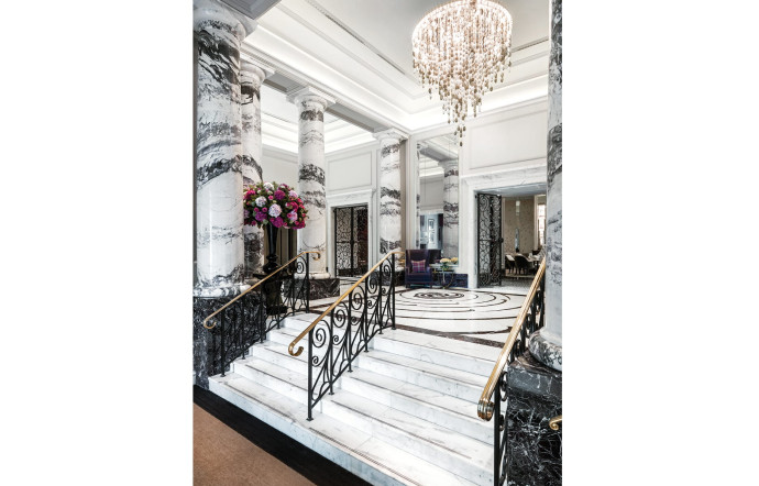 Langham Hotel, l’imposant escalier du lobby.
