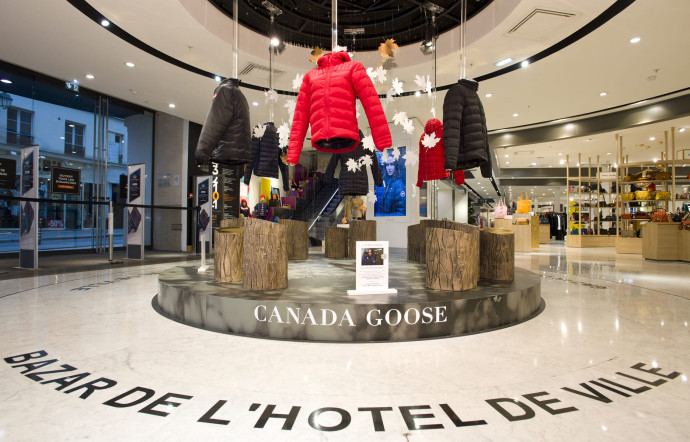 Dès l’entrée, la griffe canadienne présente sa nouvelle collection de mi-saison, « Lightweight Down ».