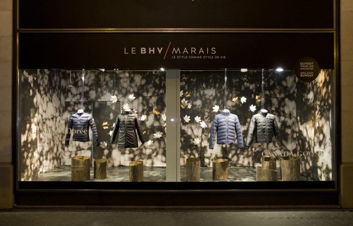 Les vitrines du BHV Marais sur la rue de Rivoli, aux couleurs de Canada Goose jusqu’au 25 septembre.