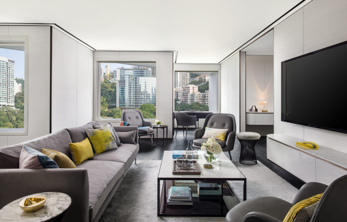 La penthouse suite et ses fenêtres dont les bords sont inclinés de 5%.