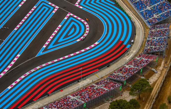 De la construction d’une tribune à la modification de trois virages, Architecture 54 est devenu le maître d’oeuvre exclusif du circuit Paul‑Ricard, et le seul cabinet, en France, spécialisé dans le créneau des courses automobiles.