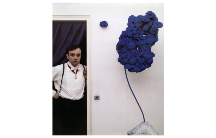 Yves Klein avec une culture éponge (SE 167), dans son atelier, 14, rue Campagne-Première, Paris, France, 1960.