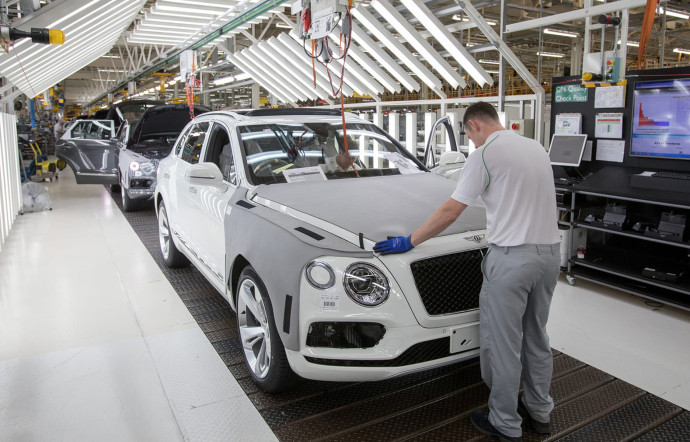 Une fois la carrosserie protégée contre la corrosion, la peinture est pulvérisée à la main.