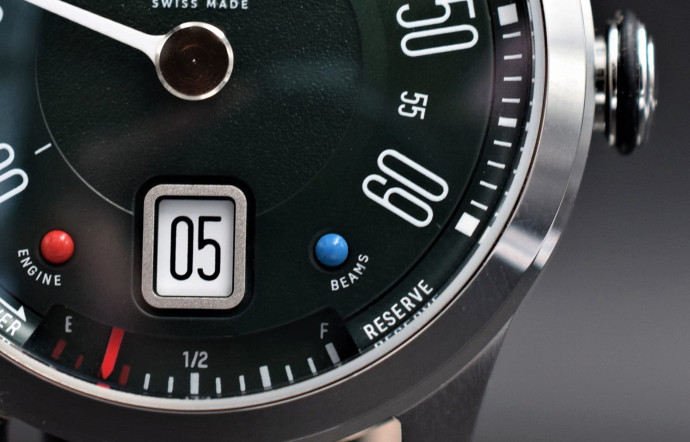Réservoir Longbridge British Racing, boîtier en acier de 39 mm, mouvement automatique ETA de 124 pièces, heure sautante et minute rétrograde, fabrication labellisée Swiss Made, bracelet en cuir, 3 750 €.