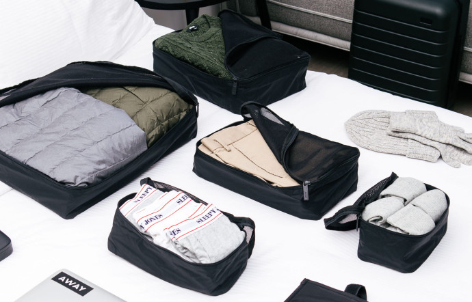 Les accessoires d’une valise Away.
