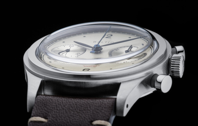 Les montres Baltic reprennent les codes horlogers des années 30 et 40, notamment des boîtiers « step case » et leurs verres protégés par une « marche ».