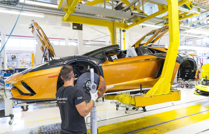 Lamborghini est établi à Sant’Agata Bolognese, près de Bologne. L’usine, ultrasophistiquée, compte 3 chaînes de production. Quant au musée, il présente les véhicules historiques, comme la Miura, ainsi que les modèles récents et les concept-cars.