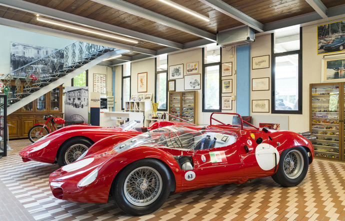 Le musée Panini Maserati expose, dans la ferme familiale, près de Modène, des voitures de coll ection signées Maserati (mais pas seulement), comme la 420/M/58 blanche pilotée par Stirling Moss aux 500 Miles d’Indianapolis, en 1958.