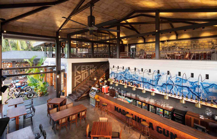 Le bar de style industriel.