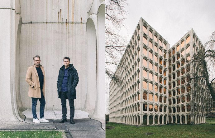 Stijn Geeraets et Maarten Van Gool, fondateurs de Fosbury & Sons, devant l’immeuble qui accueille le tout récent deuxième espace de la firme, à Bruxelles.