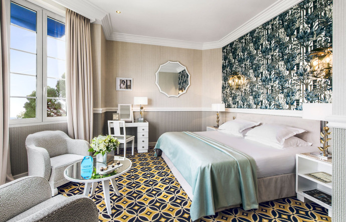33, boulevard Edouard-Baudoin. Tél. +33 (0)4 93 61 02 79.